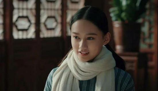 张子枫|北电20级表演实验班合照曝光，张子枫站前排，夏梦环抱显友谊