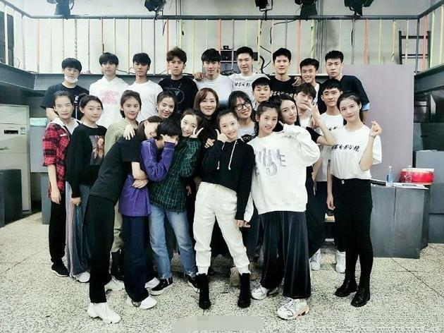 张子枫|北电20级表演实验班合照曝光，张子枫站前排，夏梦环抱显友谊