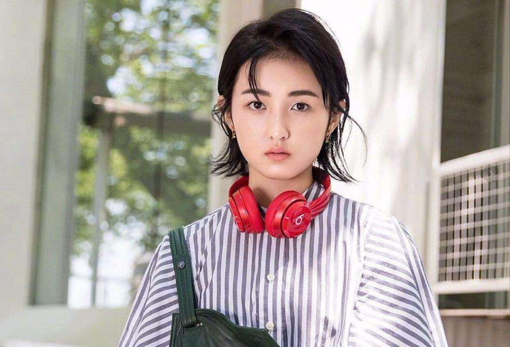 张子枫|北电20级表演实验班合照曝光，张子枫站前排，夏梦环抱显友谊