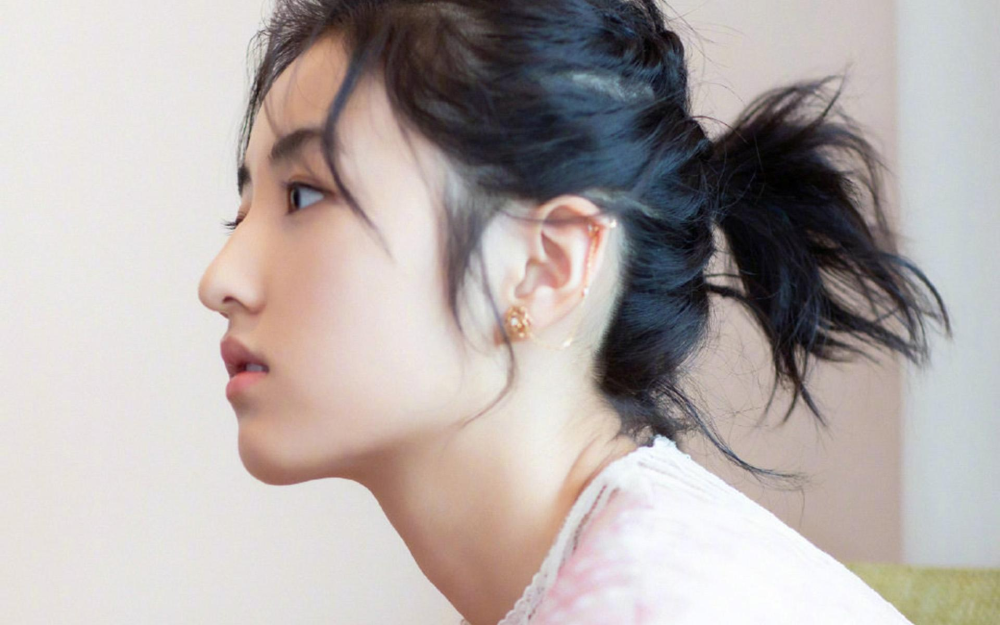 张子枫|北电20级表演实验班合照曝光，张子枫站前排，夏梦环抱显友谊