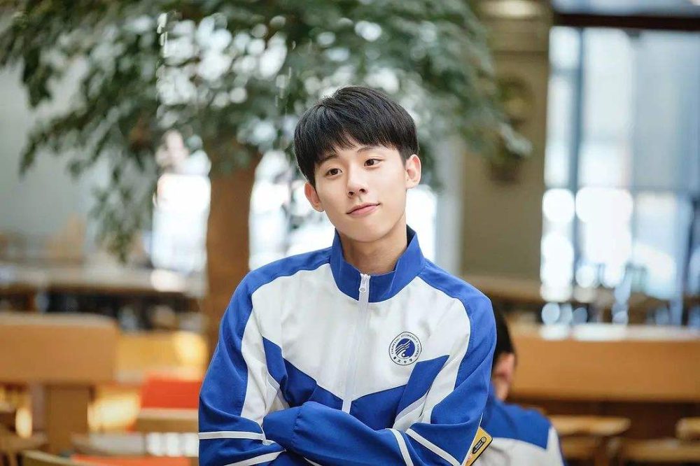 张子枫|北电20级表演实验班合照曝光，张子枫站前排，夏梦环抱显友谊