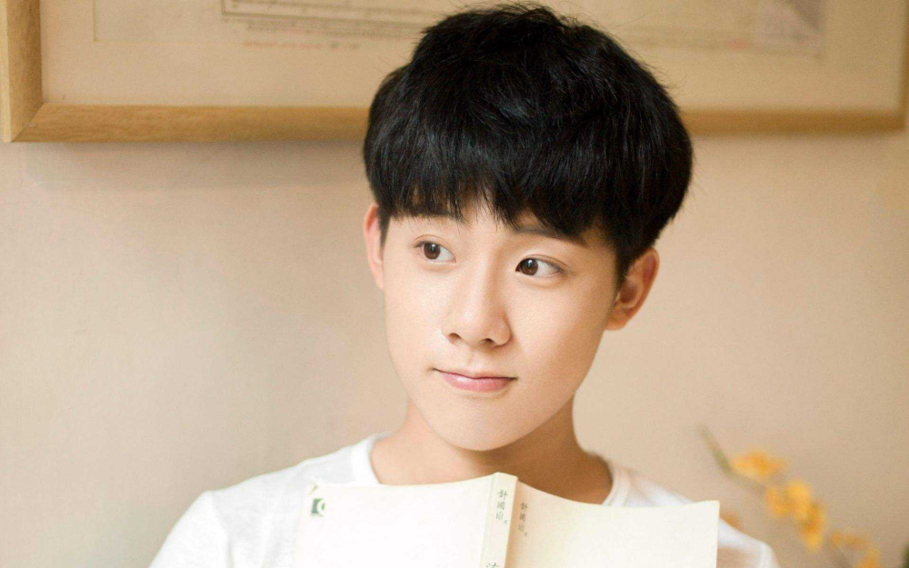 张子枫|北电20级表演实验班合照曝光，张子枫站前排，夏梦环抱显友谊