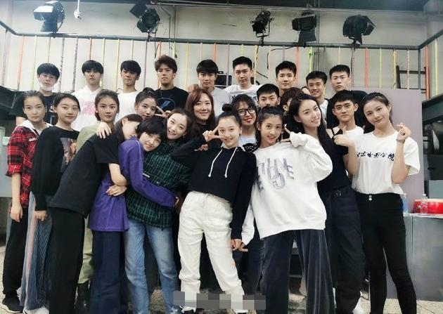 张子枫|北电20级表演实验班合照曝光，张子枫站前排，夏梦环抱显友谊