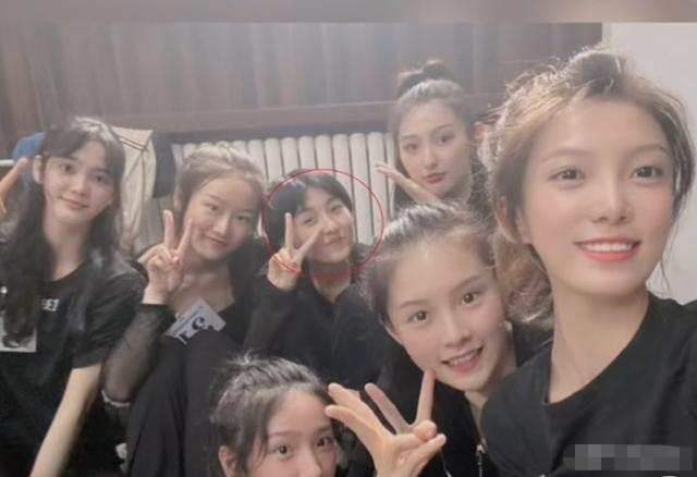 张子枫|北电20级表演实验班合照曝光，张子枫站前排，夏梦环抱显友谊