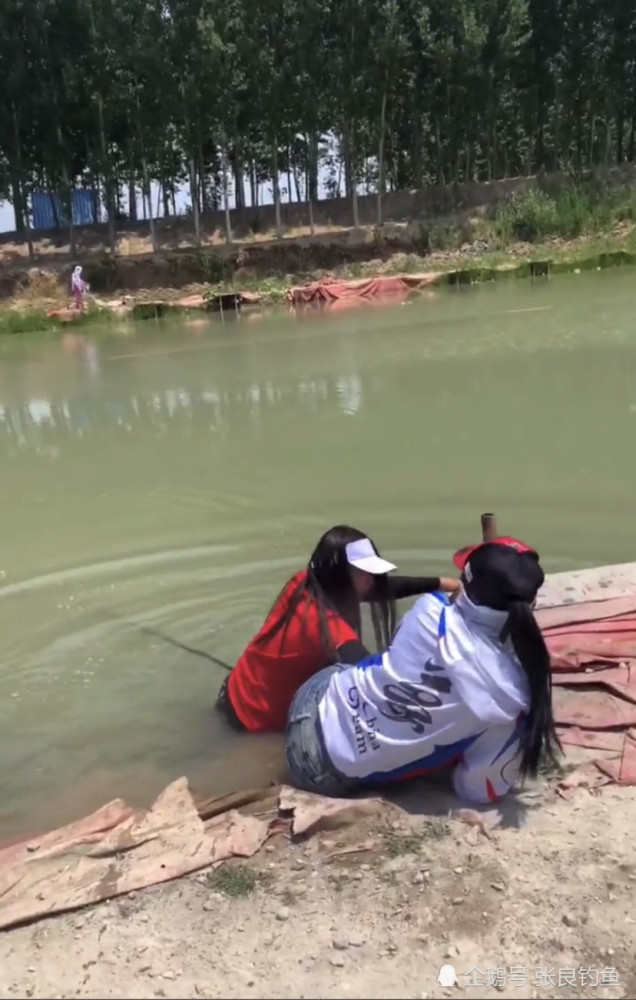 美女钓鱼翻车现场两位美女被大鱼拖下水