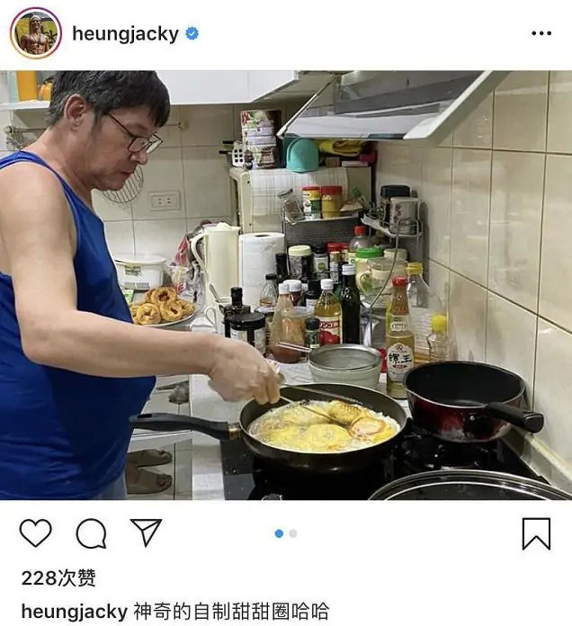 郭碧婷|郭碧婷临盆在即，挺孕肚与向佐现身街头，两人穿情侣装十指紧扣秀恩爱