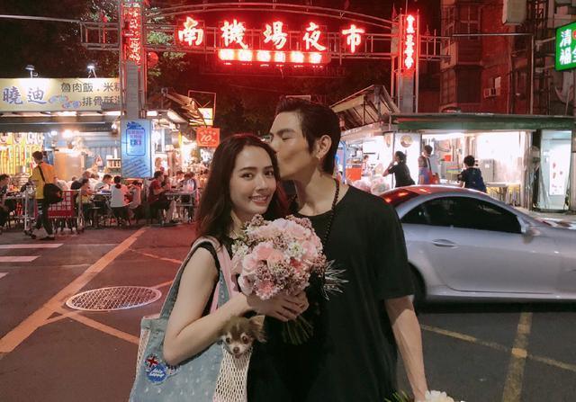 郭碧婷|郭碧婷临盆在即，挺孕肚与向佐现身街头，两人穿情侣装十指紧扣秀恩爱