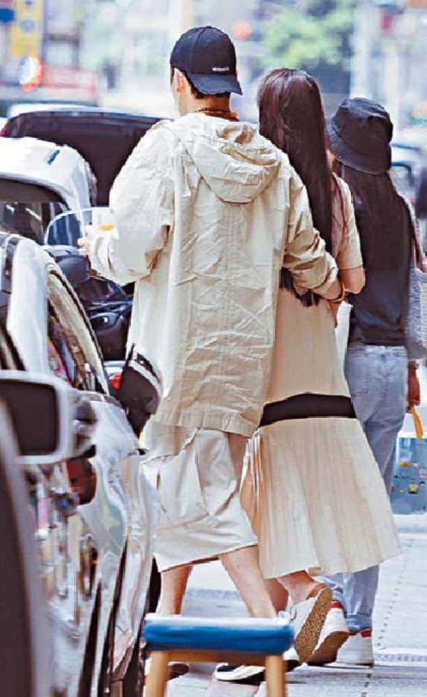 郭碧婷|郭碧婷临盆在即，挺孕肚与向佐现身街头，两人穿情侣装十指紧扣秀恩爱