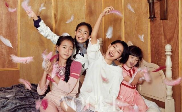 小s|小s母女四人再合体拍杂志，穿同款齐扎麻花辫，清一色高级厌世脸