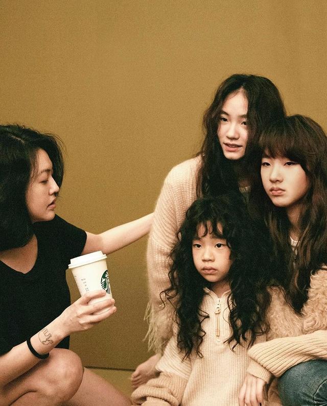 小s|小s母女四人再合体拍杂志，穿同款齐扎麻花辫，清一色高级厌世脸