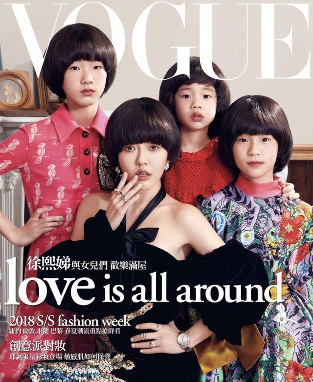 小s|小s母女四人再合体拍杂志，穿同款齐扎麻花辫，清一色高级厌世脸