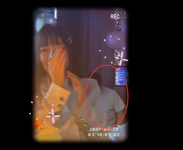 李小璐|李小璐庆生派对场面感人，与闺蜜相拥而泣，身后“神秘男”抢镜