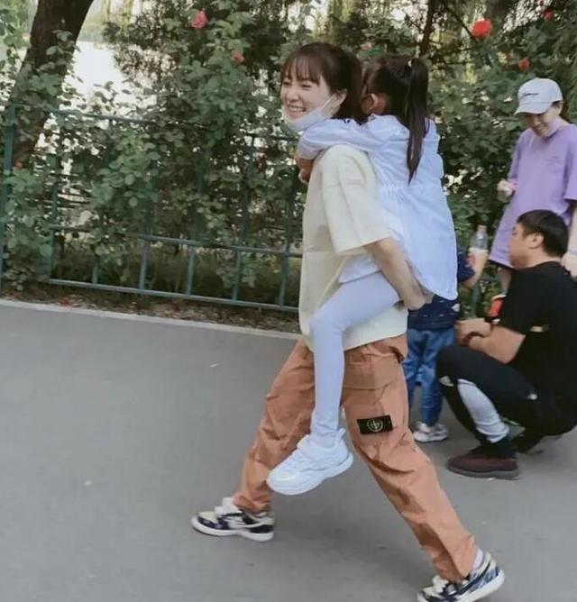 李小璐|李小璐庆生派对场面感人，与闺蜜相拥而泣，身后“神秘男”抢镜