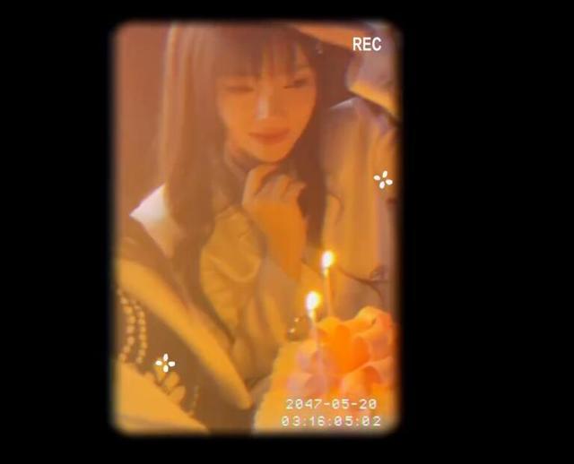 李小璐|李小璐庆生派对场面感人，与闺蜜相拥而泣，身后“神秘男”抢镜