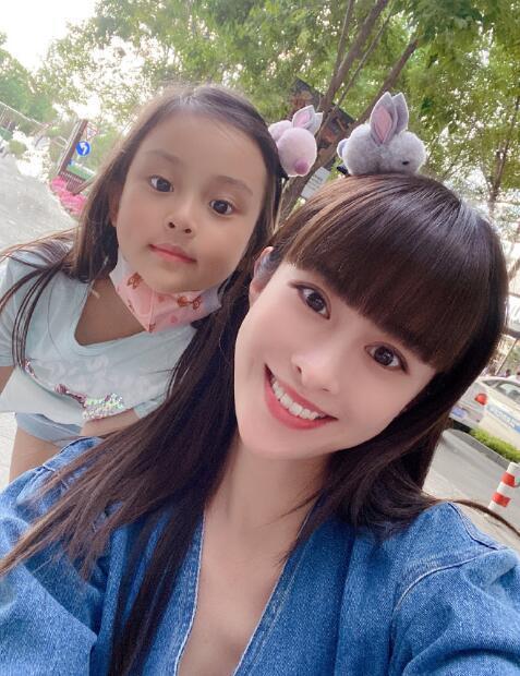 李小璐|李小璐庆生派对场面感人，与闺蜜相拥而泣，身后“神秘男”抢镜