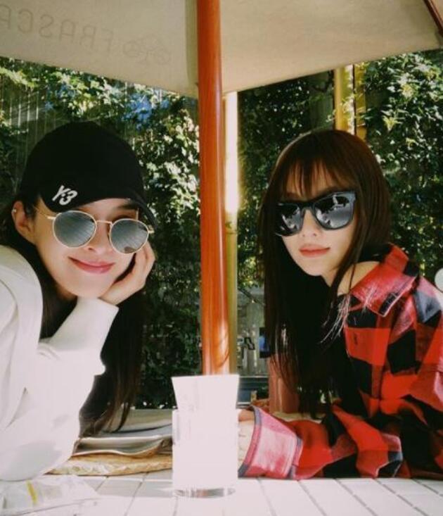 李小璐|李小璐庆生派对场面感人，与闺蜜相拥而泣，身后“神秘男”抢镜