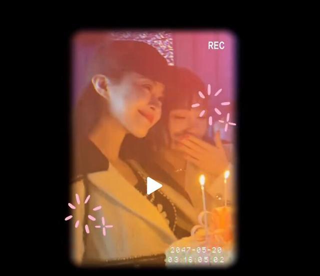 李小璐|李小璐庆生派对场面感人，与闺蜜相拥而泣，身后“神秘男”抢镜