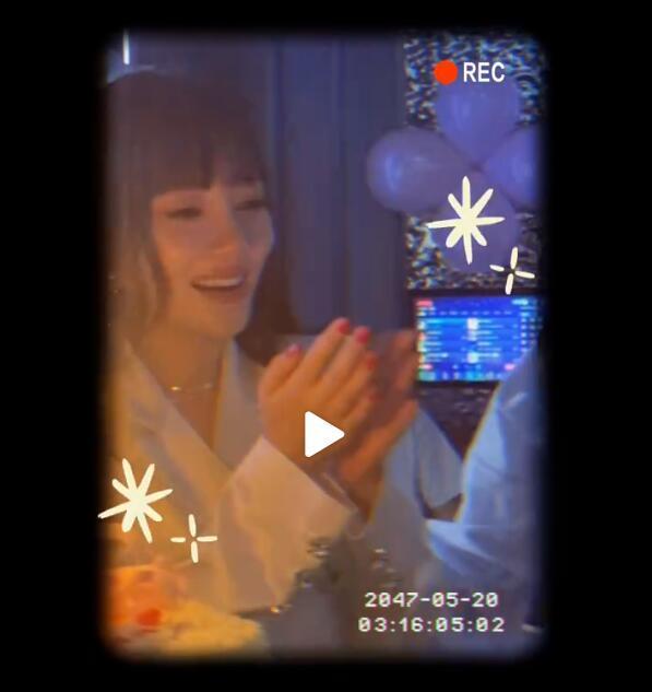 李小璐|李小璐庆生派对场面感人，与闺蜜相拥而泣，身后“神秘男”抢镜