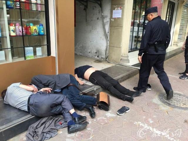 食客在饭店醉酒打架,疯小伙跑来殴打当事人,关门后老板说出原因