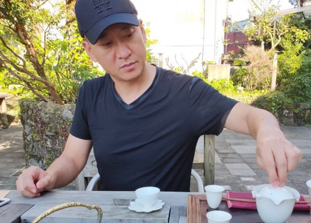 周杰|周杰不在“江湖”心豁达，深夜发文袒露退出娱乐圈原因