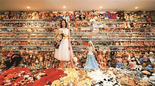 曲家瑞与她收藏的娃娃她是艺术家,老师,二手玩具收藏家;她是特立