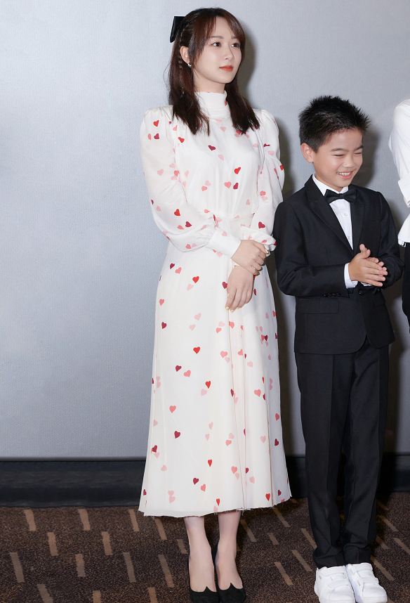 我和我的家乡|杨紫精修图好美，生图爆出差别太大，被吐槽“照骗”