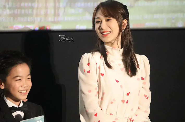 我和我的家乡|杨紫精修图好美，生图爆出差别太大，被吐槽“照骗”