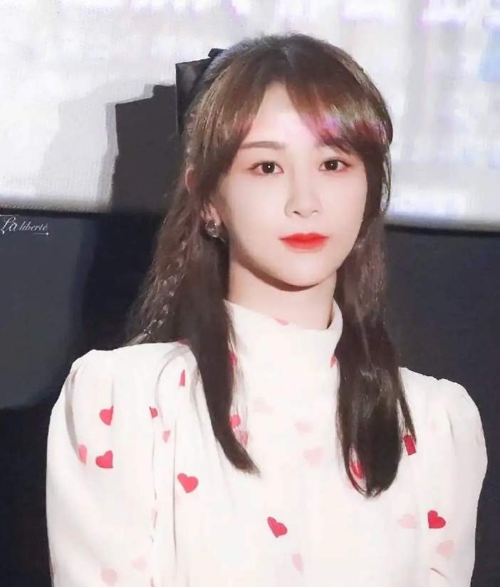 我和我的家乡|杨紫精修图好美，生图爆出差别太大，被吐槽“照骗”