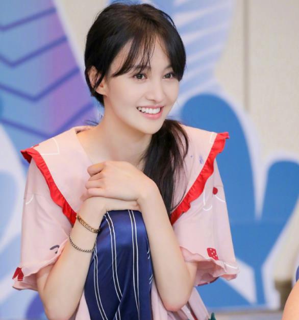 郑爽|郑爽安慰被丈夫推下悬崖孕妇之后，军嫂张馨予发声：你值得更好的