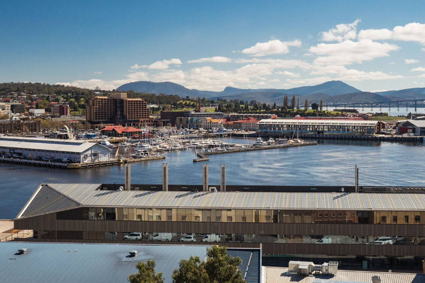 塔斯马尼亚州是澳大利亚唯一的岛州,在维多利亚州以南240公里处,中间