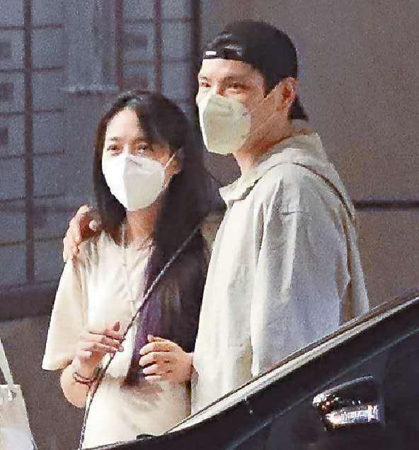 郭碧婷|郭碧婷肚子大到要向佐搀扶，孕期坚持素颜衣着朴素，不像豪门媳妇