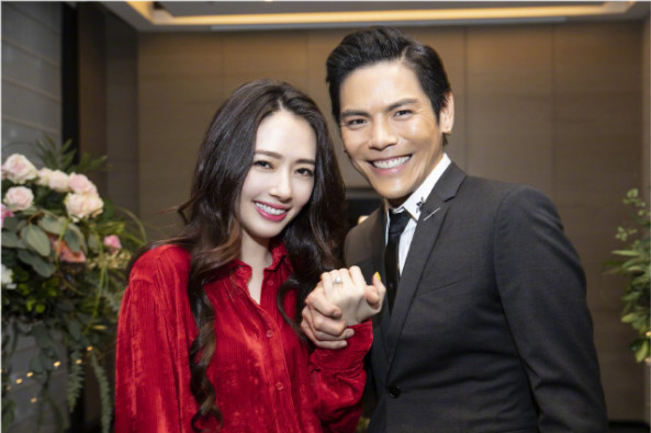 郭碧婷|郭碧婷肚子大到要向佐搀扶，孕期坚持素颜衣着朴素，不像豪门媳妇