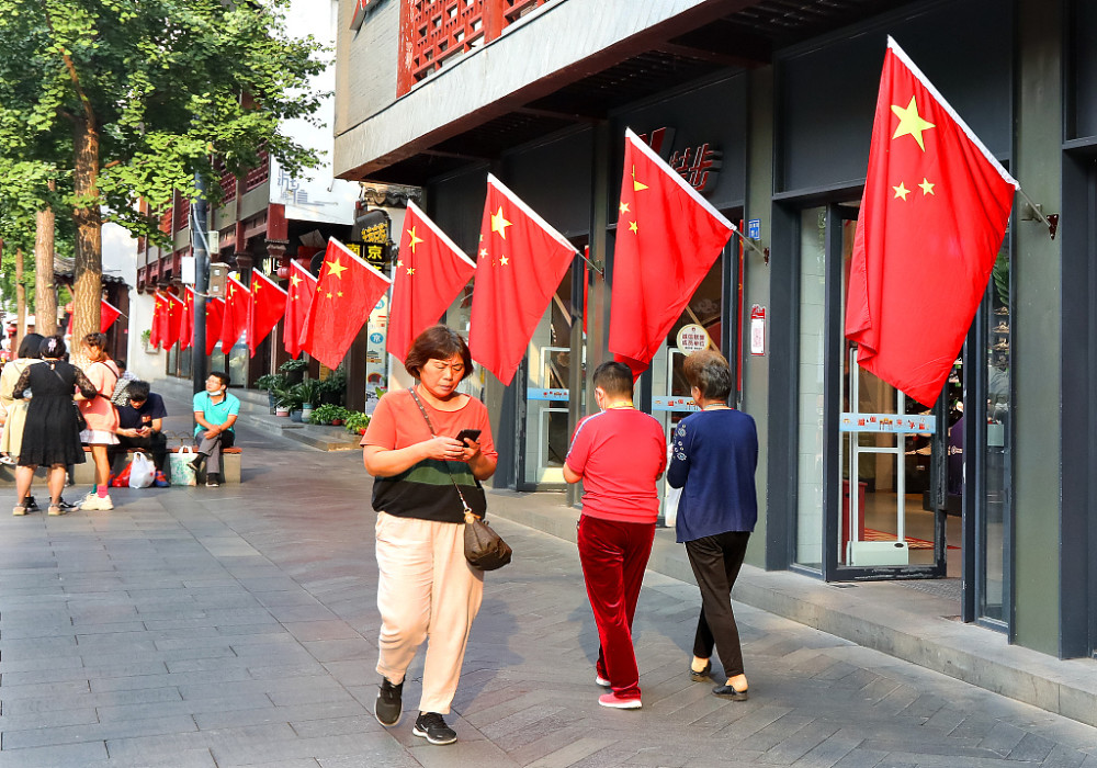 南京大街小巷挂国旗庆国庆