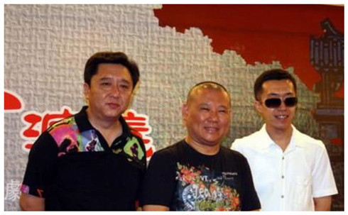 烧饼结婚的时候,何云伟曹云金等人肯定无颜参加,而李菁欣然出席,虽然