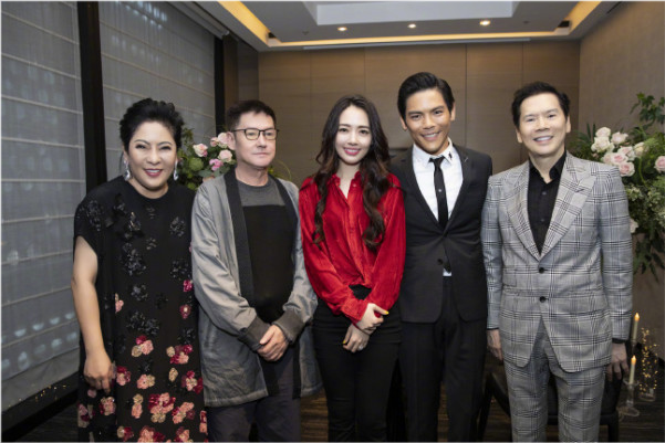 郭碧婷|郭碧婷肚子大到要向佐搀扶，孕期坚持素颜衣着朴素，不像豪门媳妇