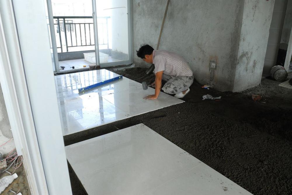 瓷砖铺贴 干铺还是湿铺 用瓷砖胶还是瓷砖背胶 都有什么区别 腾讯新闻