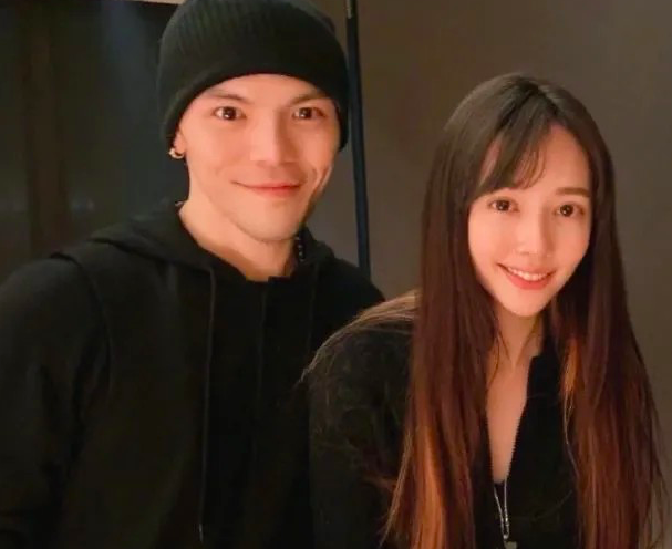 郭碧婷|郭碧婷怀孕饮食健康，向佐带老婆出门喝豆浆，夫妻俩却都不戴婚戒