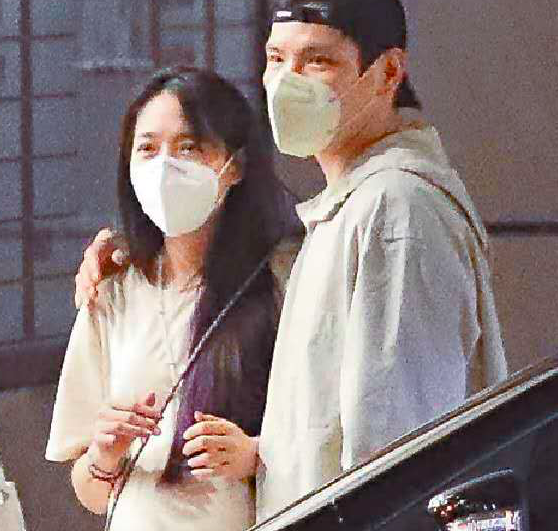 郭碧婷|郭碧婷怀孕饮食健康，向佐带老婆出门喝豆浆，夫妻俩却都不戴婚戒