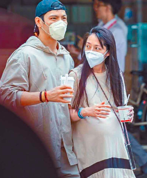 郭碧婷|郭碧婷怀孕饮食健康，向佐带老婆出门喝豆浆，夫妻俩却都不戴婚戒