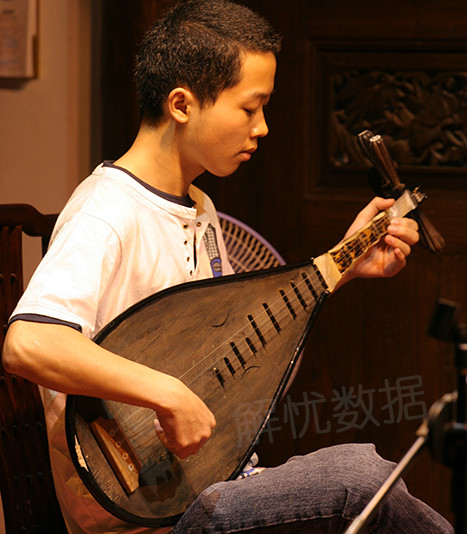 横弹琵琶今天闽南这里关于南音演奏规格和礼仪之争,大概和这种源于