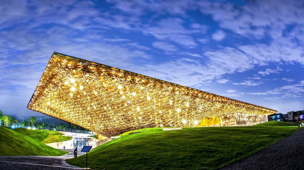 杨丽萍大剧院揭幕杨丽萍激动落泪很开心为家乡做点事