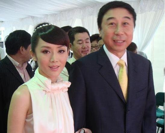 63岁的冯巩与老婆恩爱如初老婆曝光后竟是我们熟悉的她