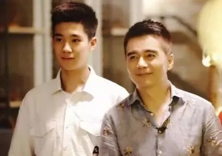 何晴|何晴20岁儿子近照，遗传爸妈全部优点，曾被称为最帅星二代