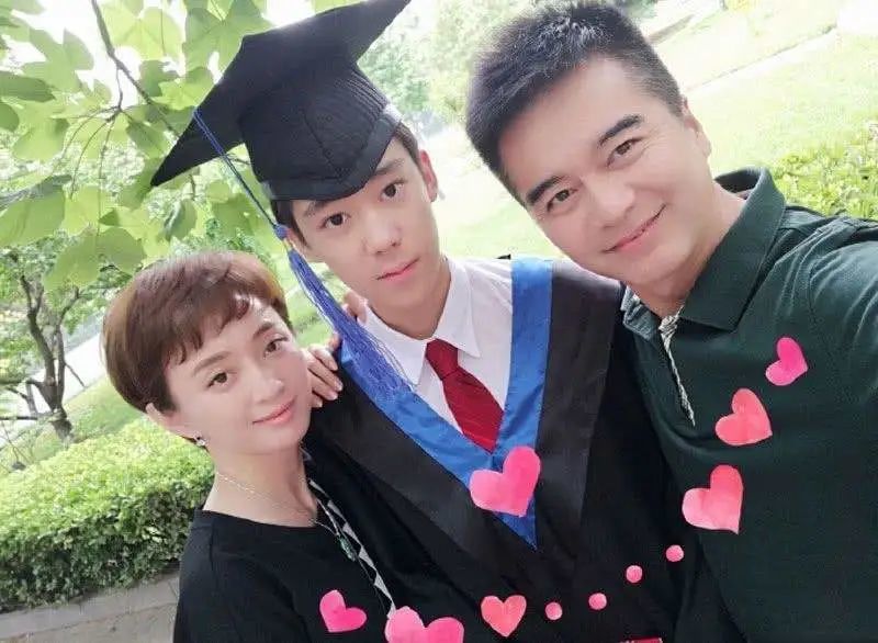何晴|何晴20岁儿子近照，遗传爸妈全部优点，曾被称为最帅星二代