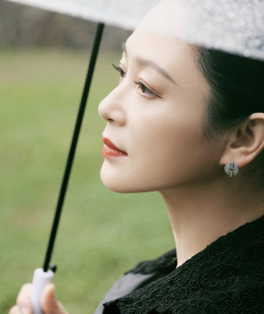 赵薇|娱乐圈吹捧的“神颜底子”到底是什么长相？看完赵薇早期照片就知道了！