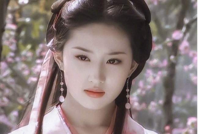 赵薇|娱乐圈吹捧的“神颜底子”到底是什么长相？看完赵薇早期照片就知道了！