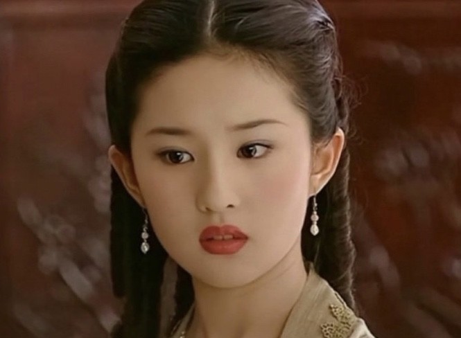 赵薇|娱乐圈吹捧的“神颜底子”到底是什么长相？看完赵薇早期照片就知道了！