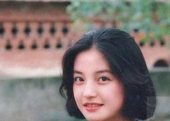 赵薇|娱乐圈吹捧的“神颜底子”到底是什么长相？看完赵薇早期照片就知道了！