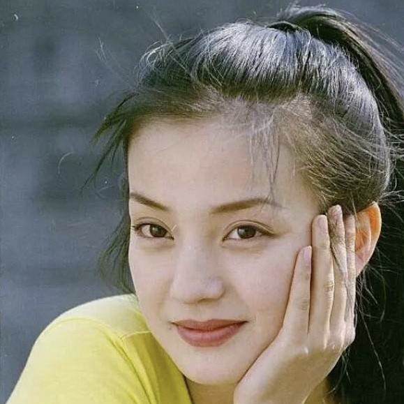 赵薇|娱乐圈吹捧的“神颜底子”到底是什么长相？看完赵薇早期照片就知道了！