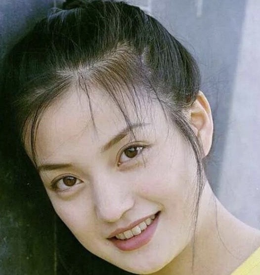 赵薇|娱乐圈吹捧的“神颜底子”到底是什么长相？看完赵薇早期照片就知道了！